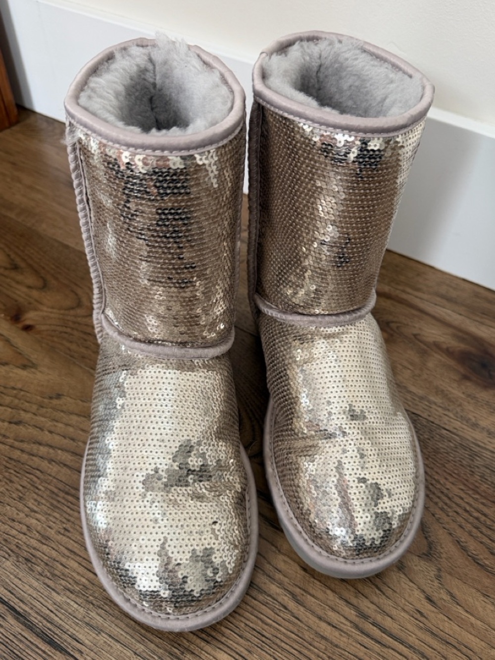 UGG Sequin Shearling Lined Boots – Women’s Size 6 – Like New ✨